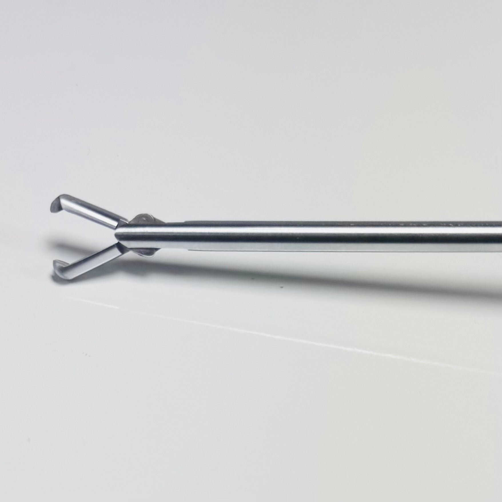 Gyrus ACMI RRT-437 | 4mm x 37cm (12Fr) Rigid Rat Tooth Grasping Forceps