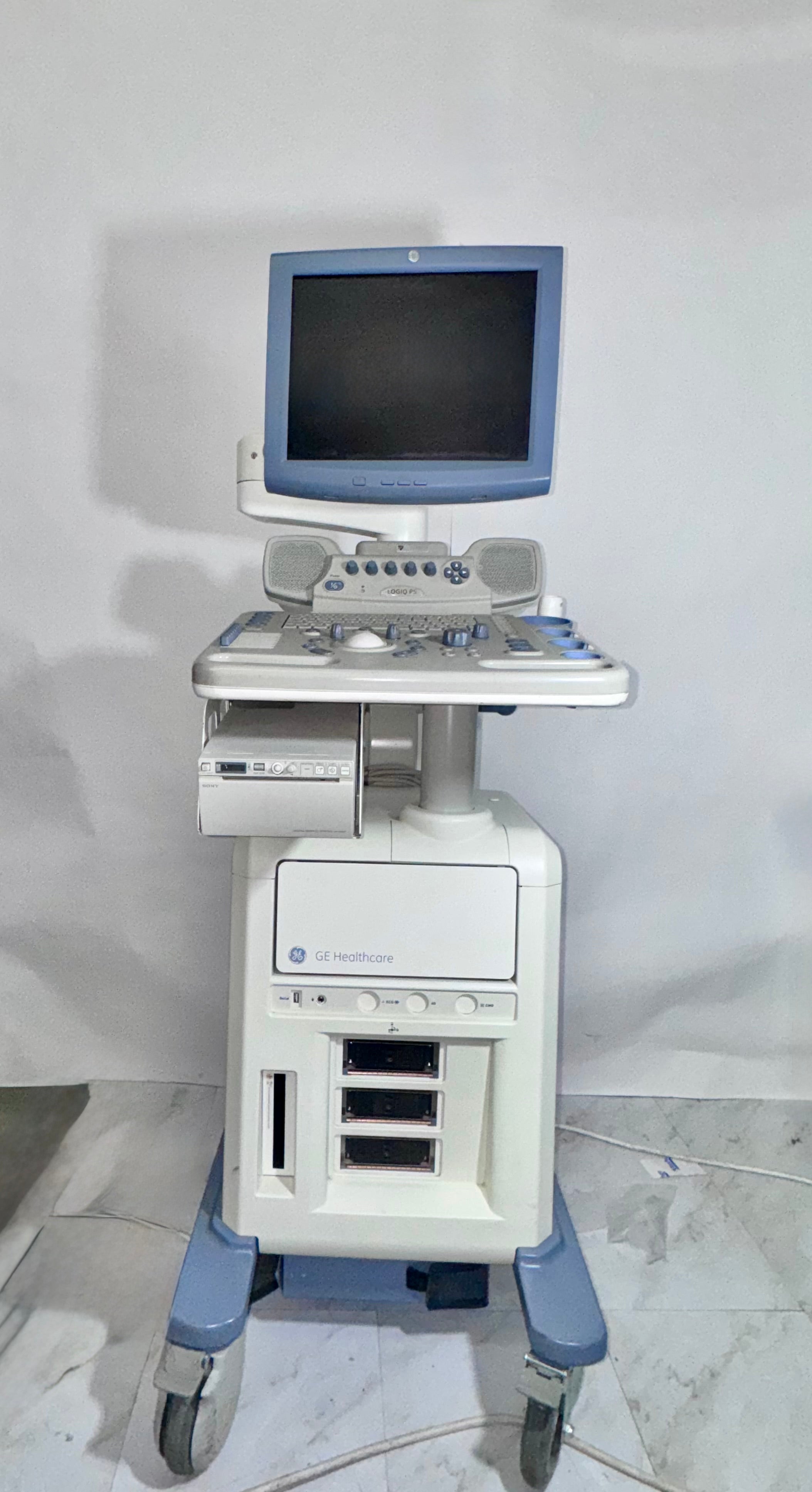 GE Healthcare 5266264 | LOGIQ P5 Ultrasound System and 1 Transducer 3.5C
