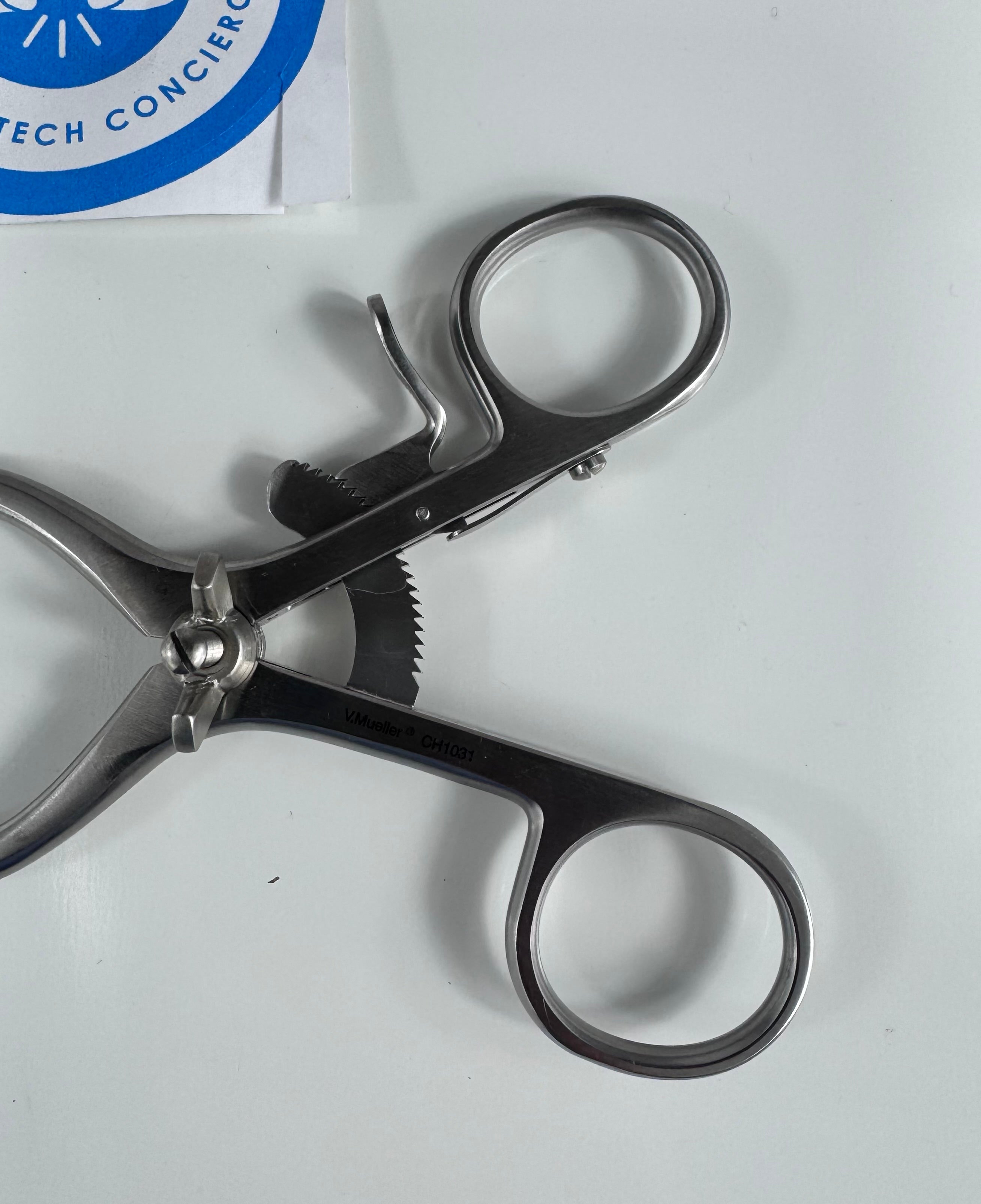 V. Mueller CH1031 | 7" Henly Retractor Frame Stainless, Self-Retaining