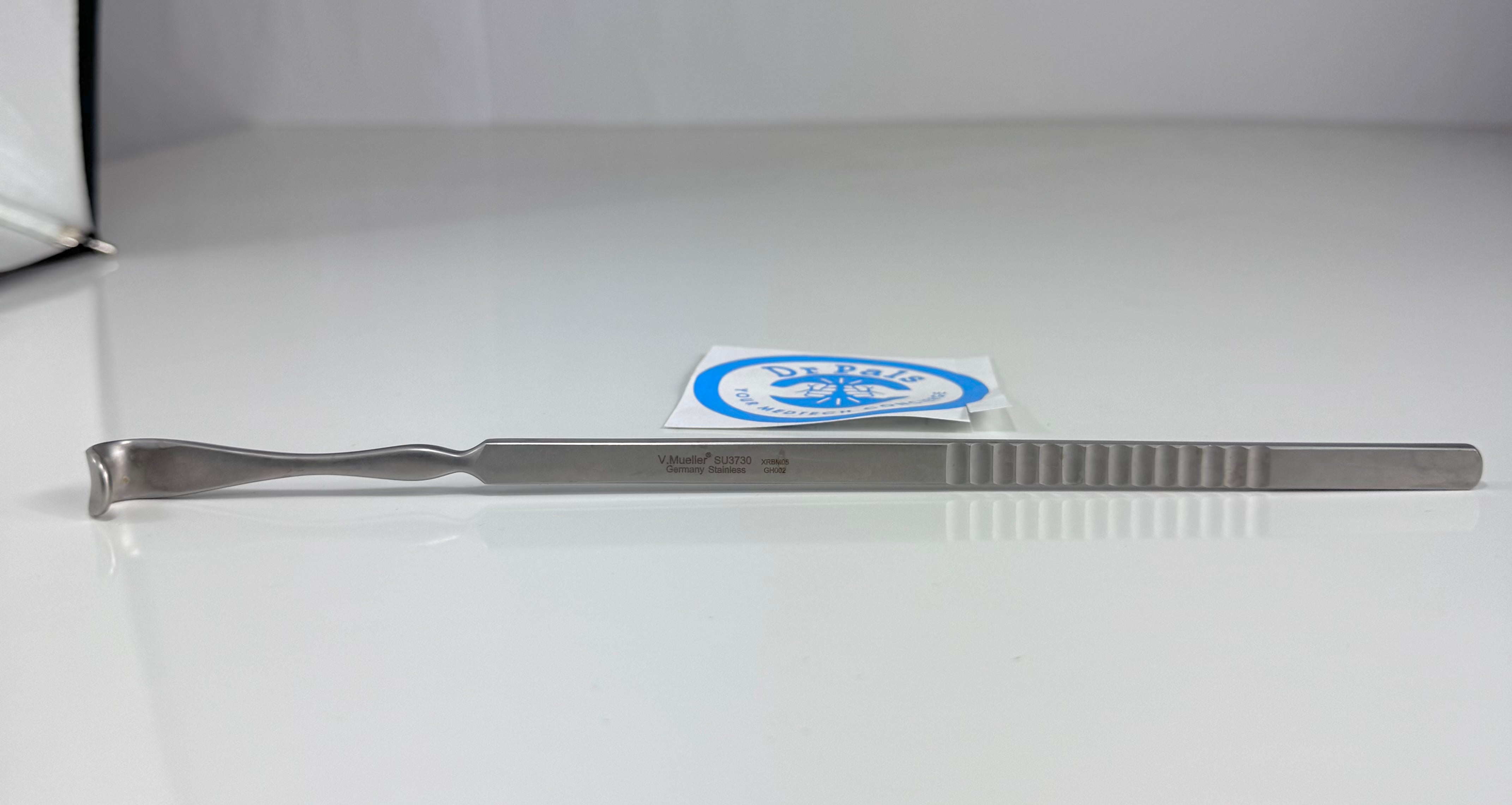 V. Mueller SU3730 | 9-1/4" Length 11mm Blade Vein Retractor Stainless