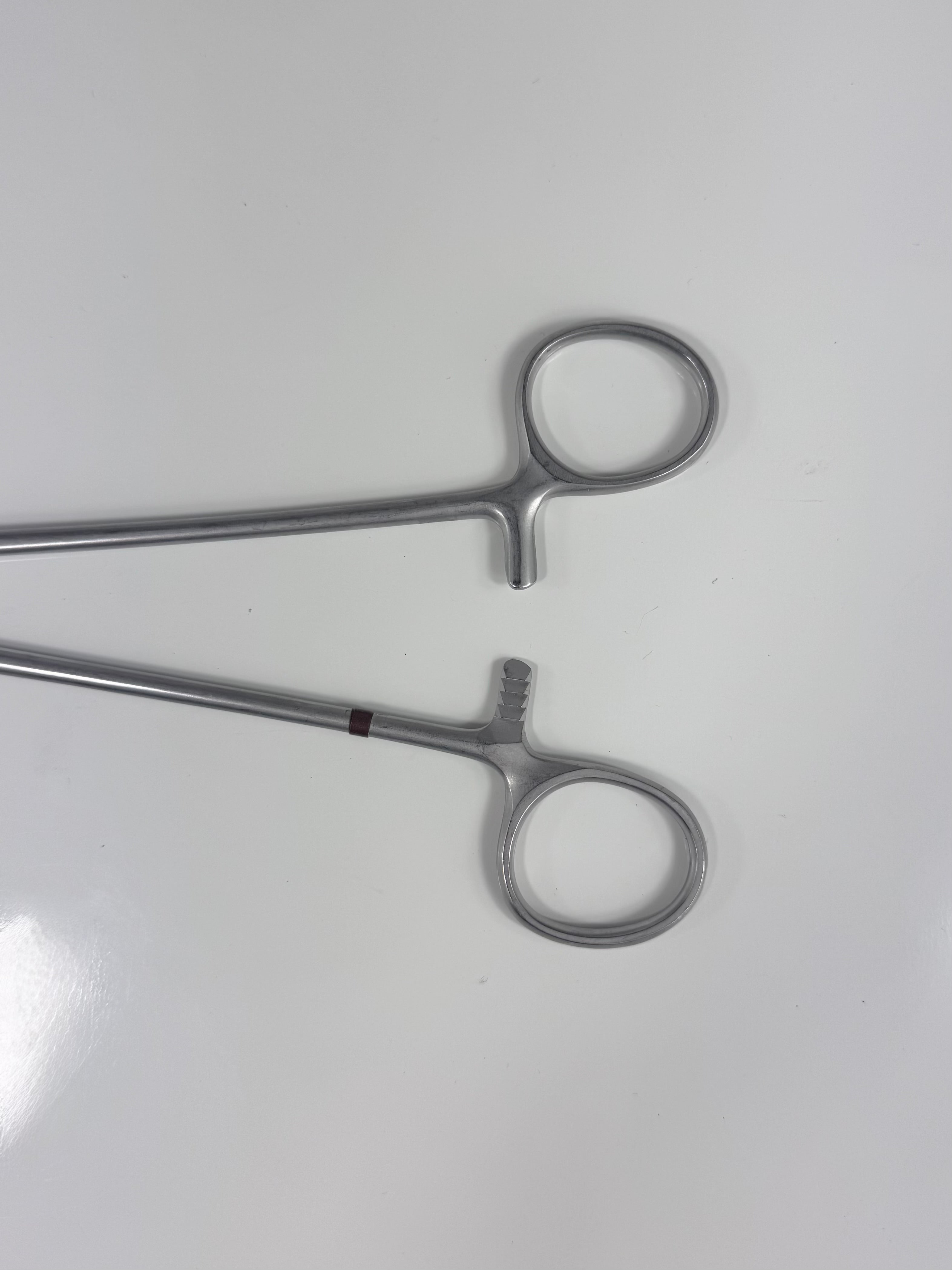 Aesculap BJ106R | 11", Curved, Serrated Gemini Right Angle Forceps
