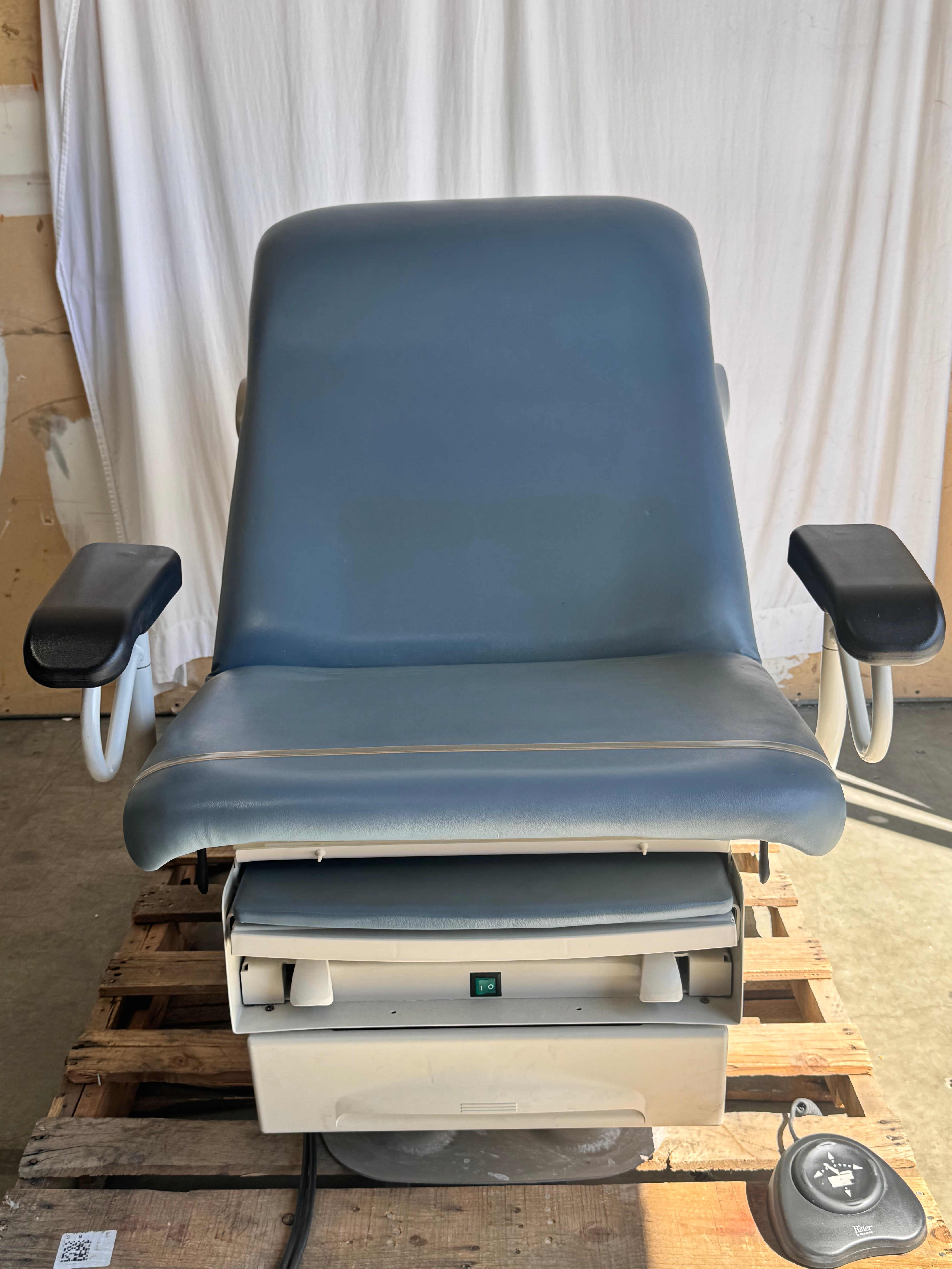 Midmark Ritter 223 | Low Barrier‑Free Power Exam Chair Table with Footswitch