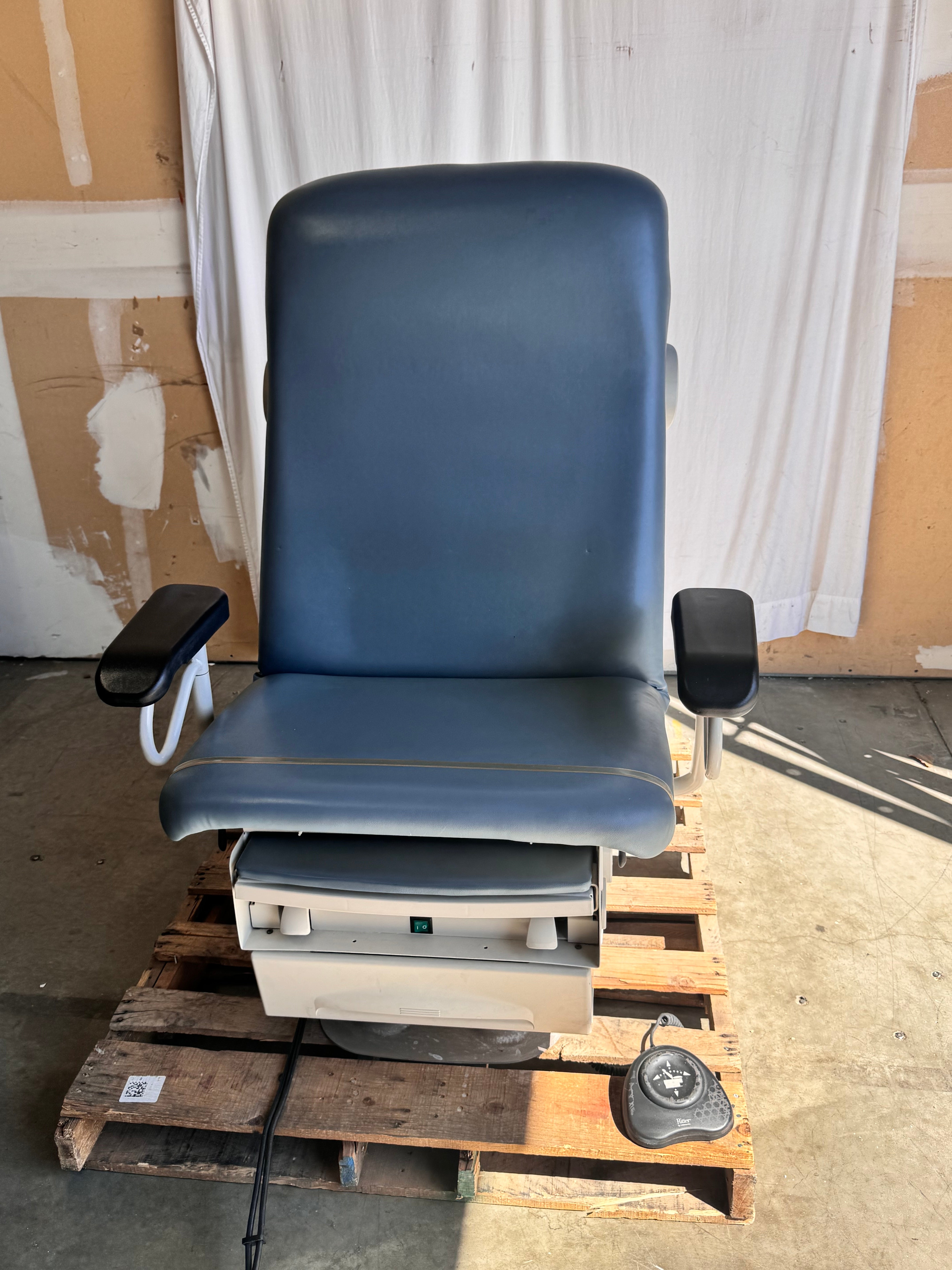 Midmark Ritter 223 | Low Barrier‑Free Power Exam Chair Table with Footswitch
