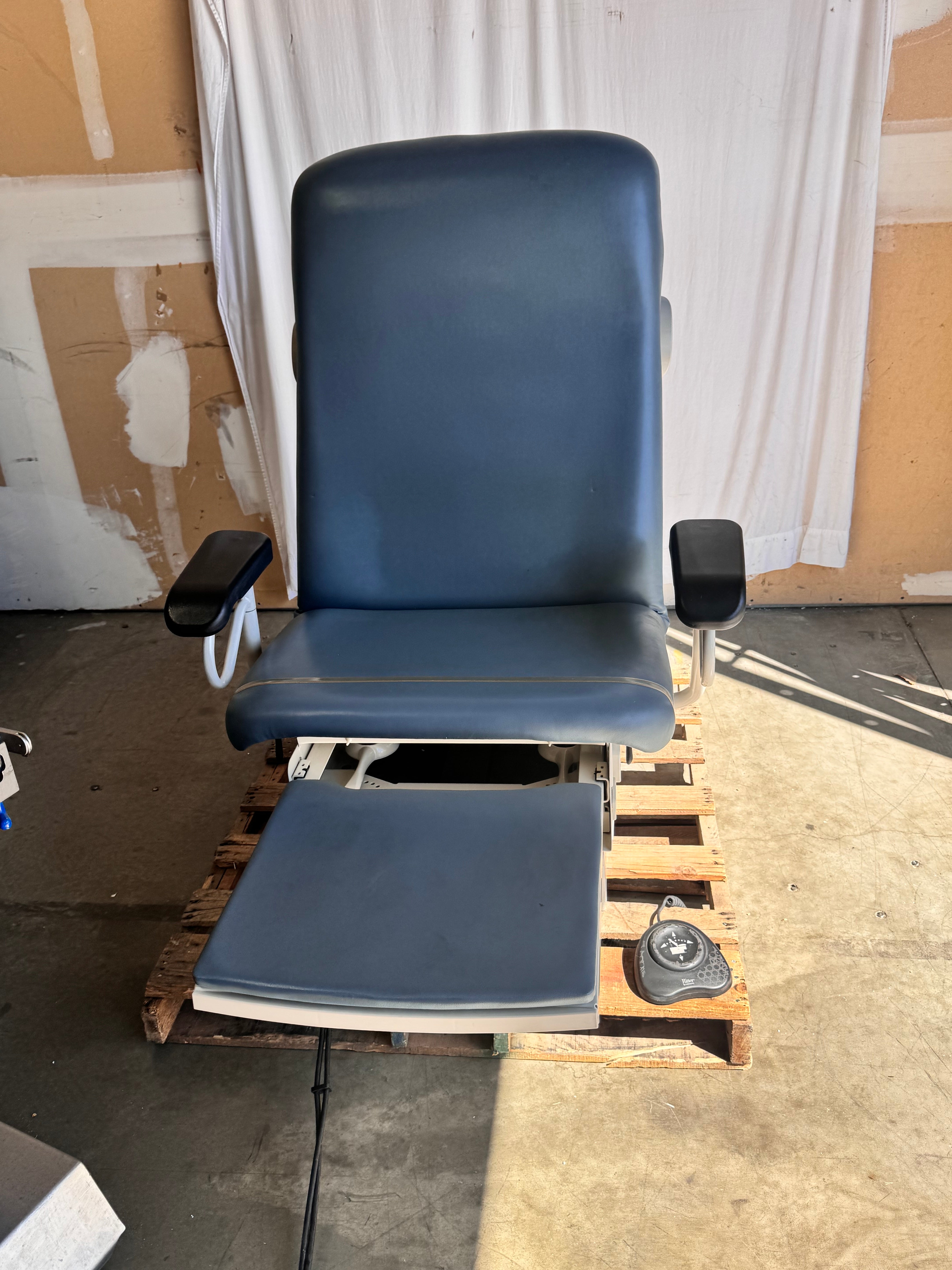 Midmark Ritter 223 | Low Barrier‑Free Power Exam Chair Table with Footswitch