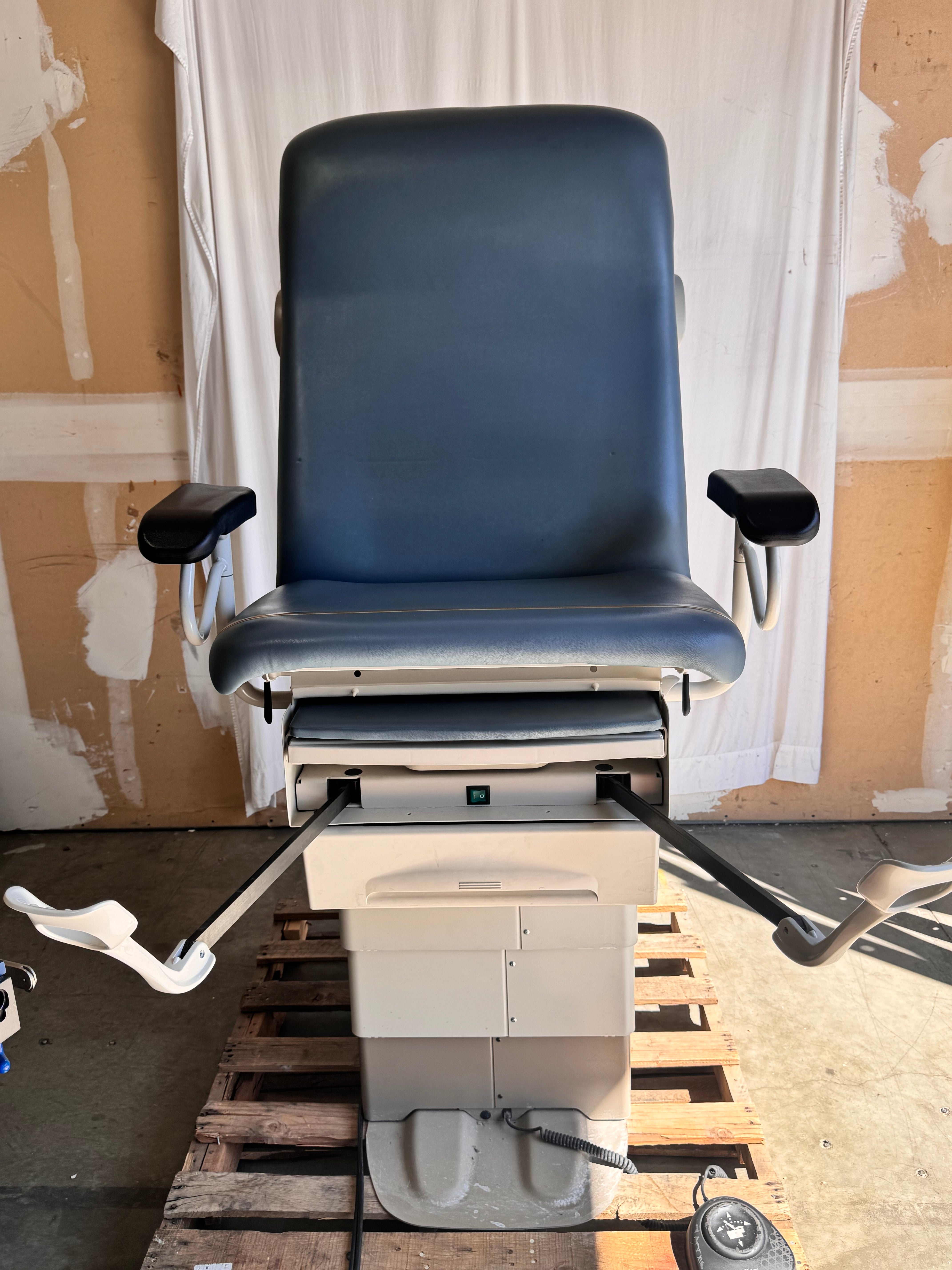 Midmark Ritter 223 | Low Barrier‑Free Power Exam Chair Table with Footswitch