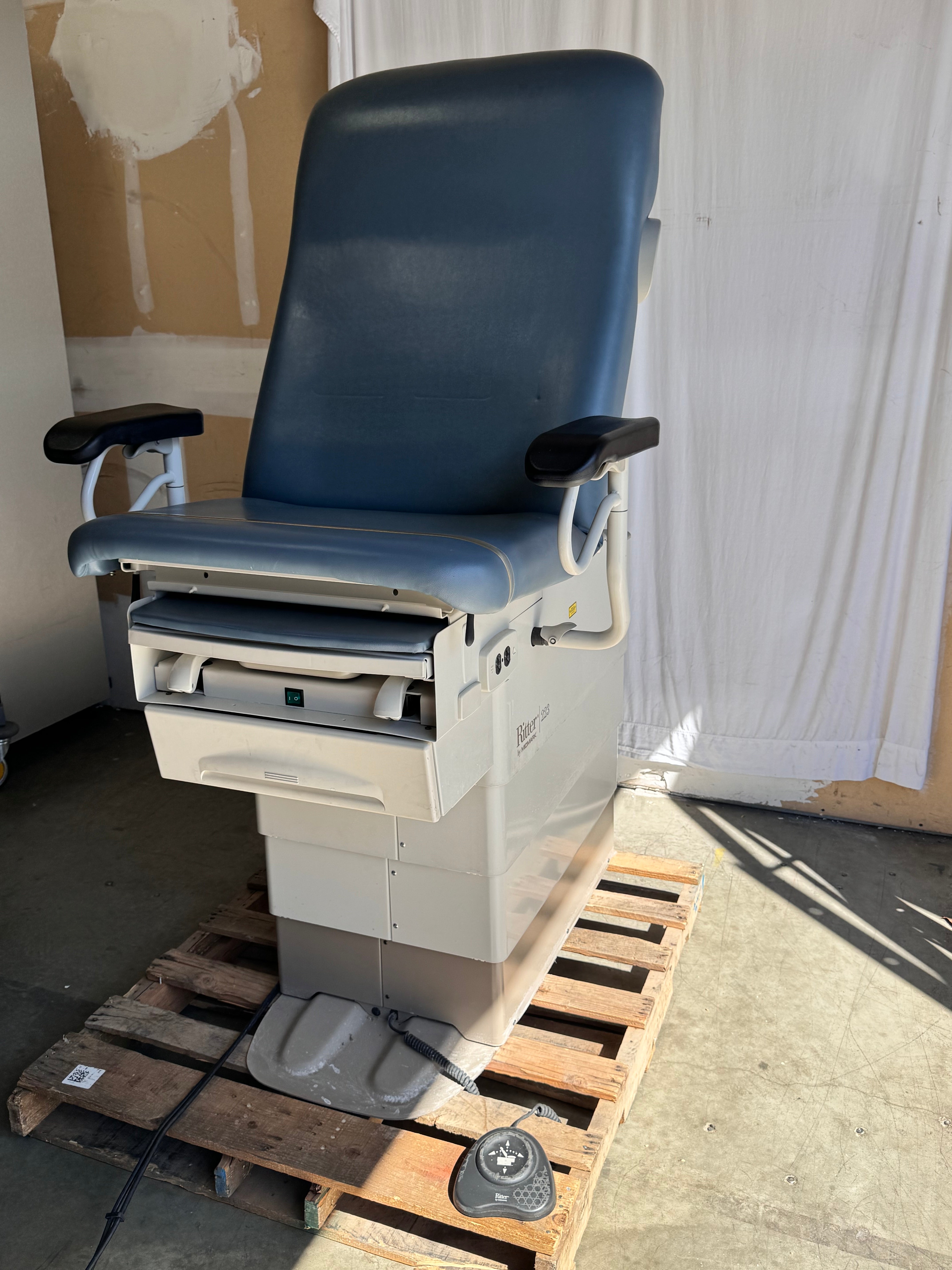 Midmark Ritter 223 | Low Barrier‑Free Power Exam Chair Table with Footswitch
